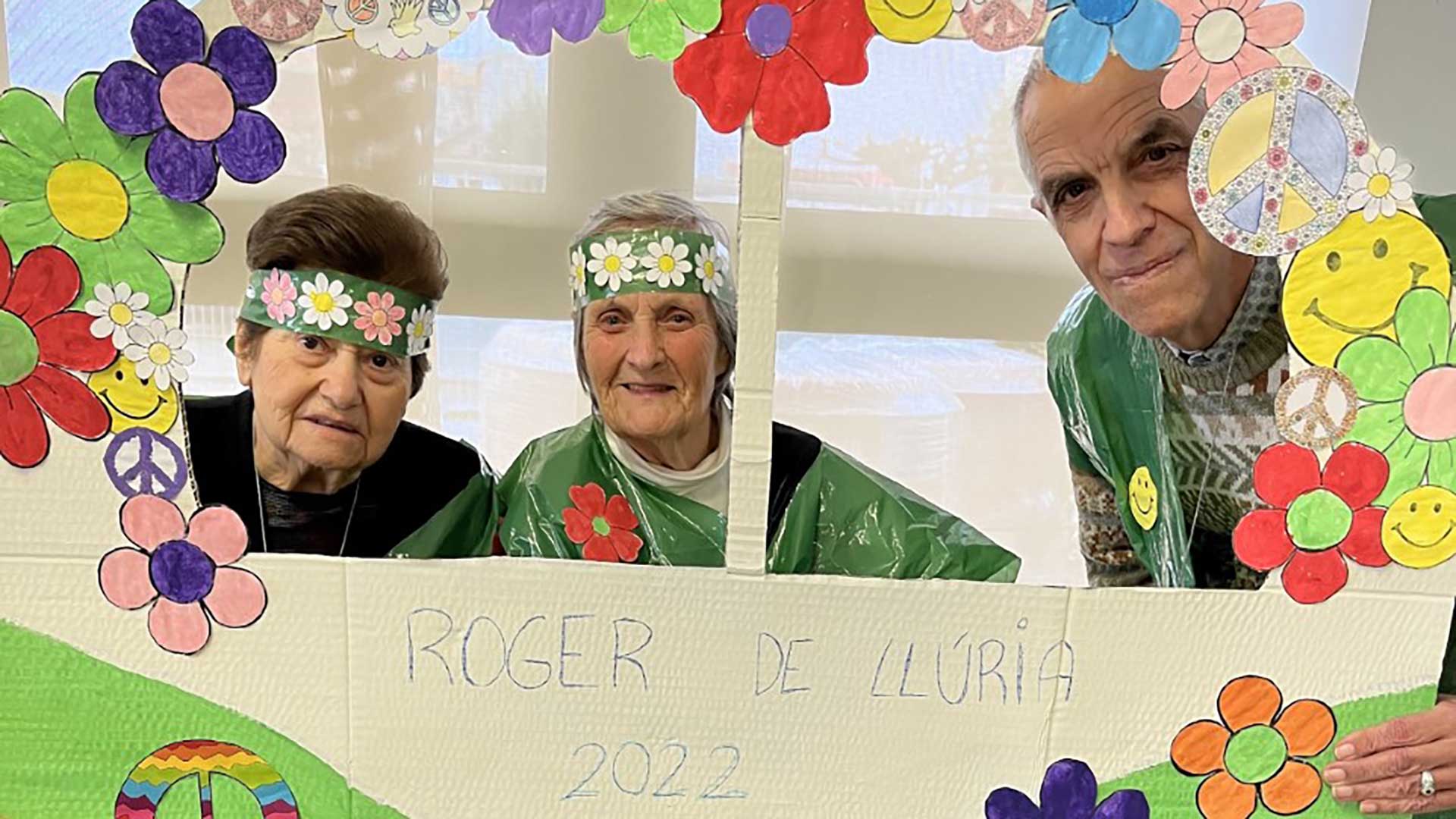 Las personas mayores usuarias de la Residencia y Centro de Día «Roger de Llúria» de Reus disfrutan de un carnaval ambientado en los años 60