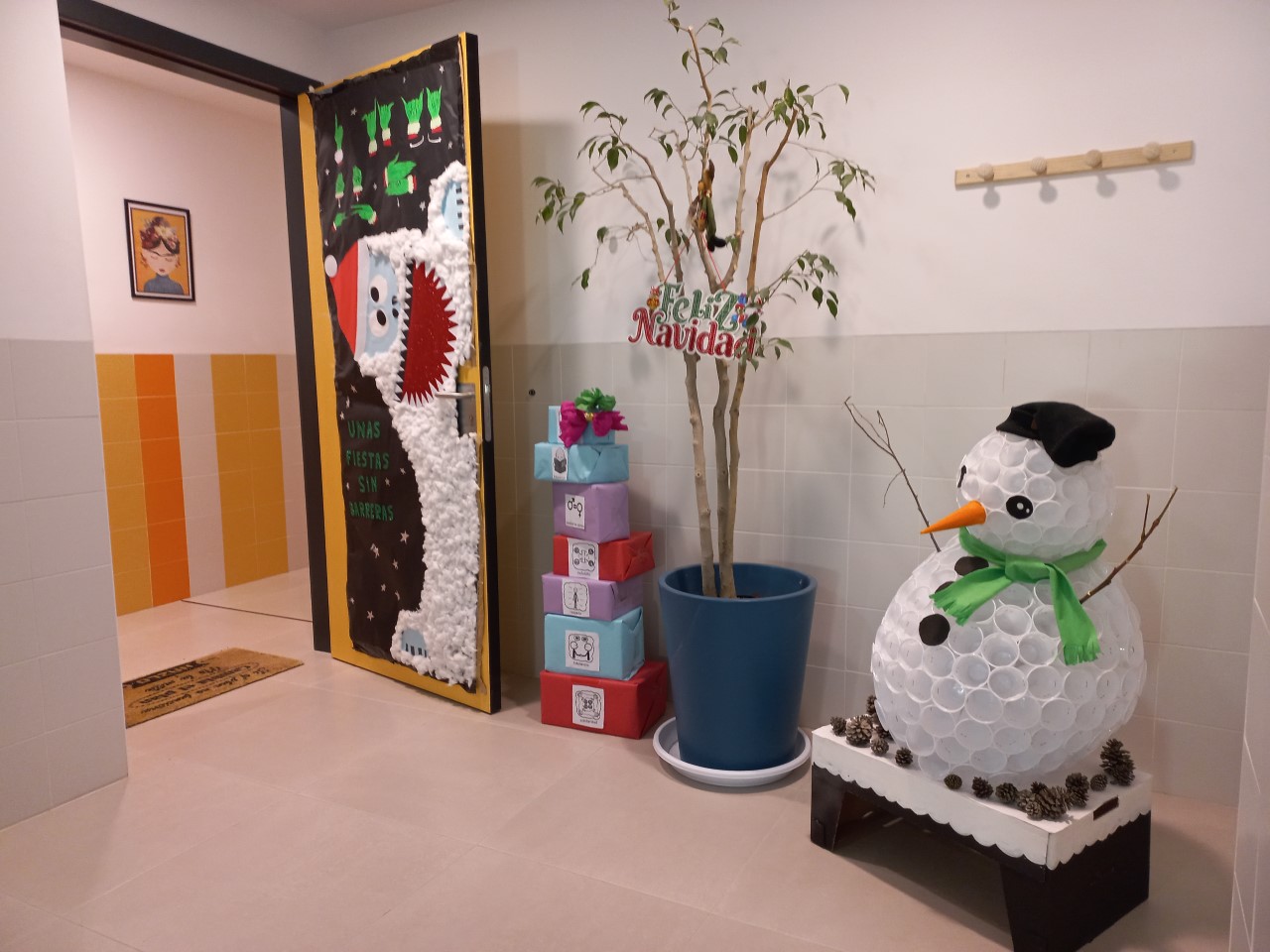 Una donación de puertas decoradas con motivos navideños lleva alegría a la Residencia “Els Estels” de Alicante