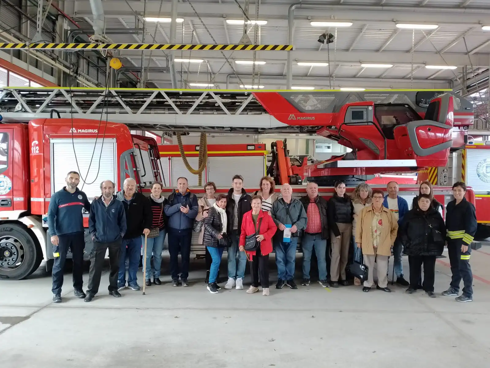 Visita de las personas usuarias de las Viviendas Comunitarias «Intxaurrondo» al Parque de Bomberos de Donostia